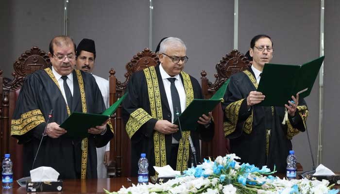 Federal Constitutional Court Pakistan judges sworn in and hearings begin