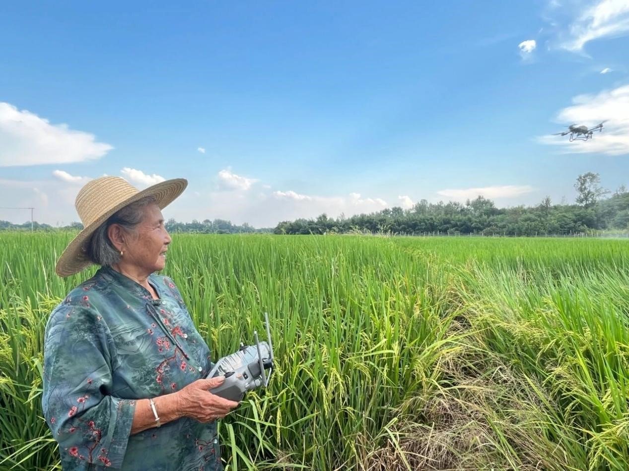 82-year-old woman in E China becomes drone pilot