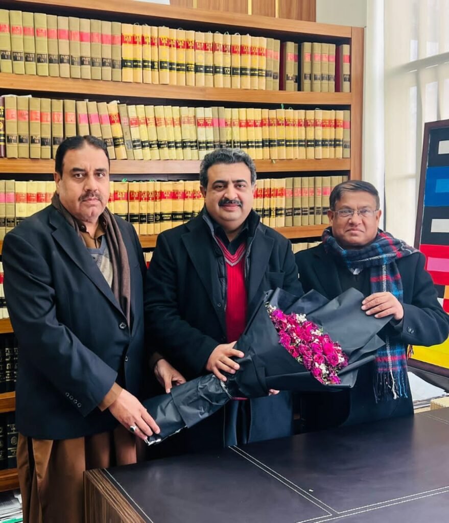 Attock lawyers have played vital role in upholding justice, says Punjab Bar Council member 2 Punjab Bar Council member Sardar Tauseef Ahmed Khan speaks to media in Attock on lawyers’ role in justice.