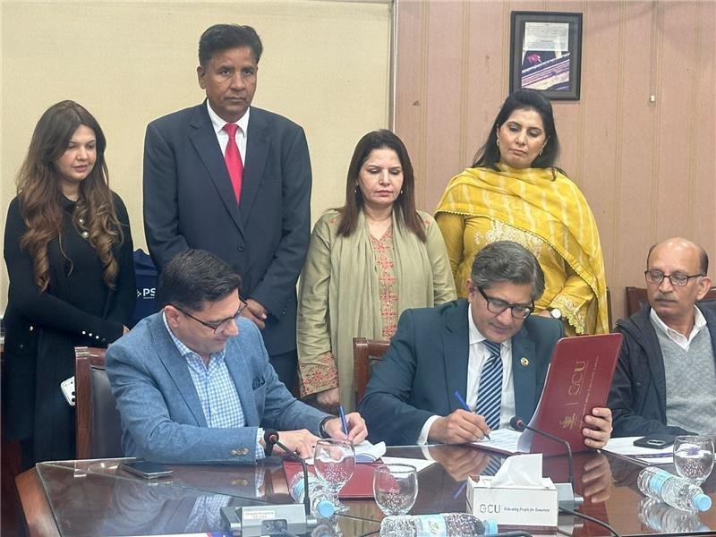 Officials sign MoU between Pakistan Single Window and GC University Lahore to promote student entrepreneurship and trade readiness.