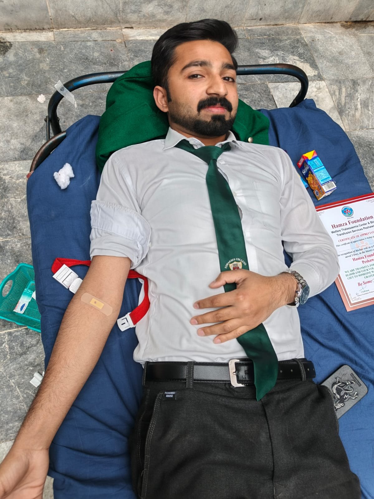 Edwardes College Peshawar staff receive Hamza Foundation award for successful blood donation drive.