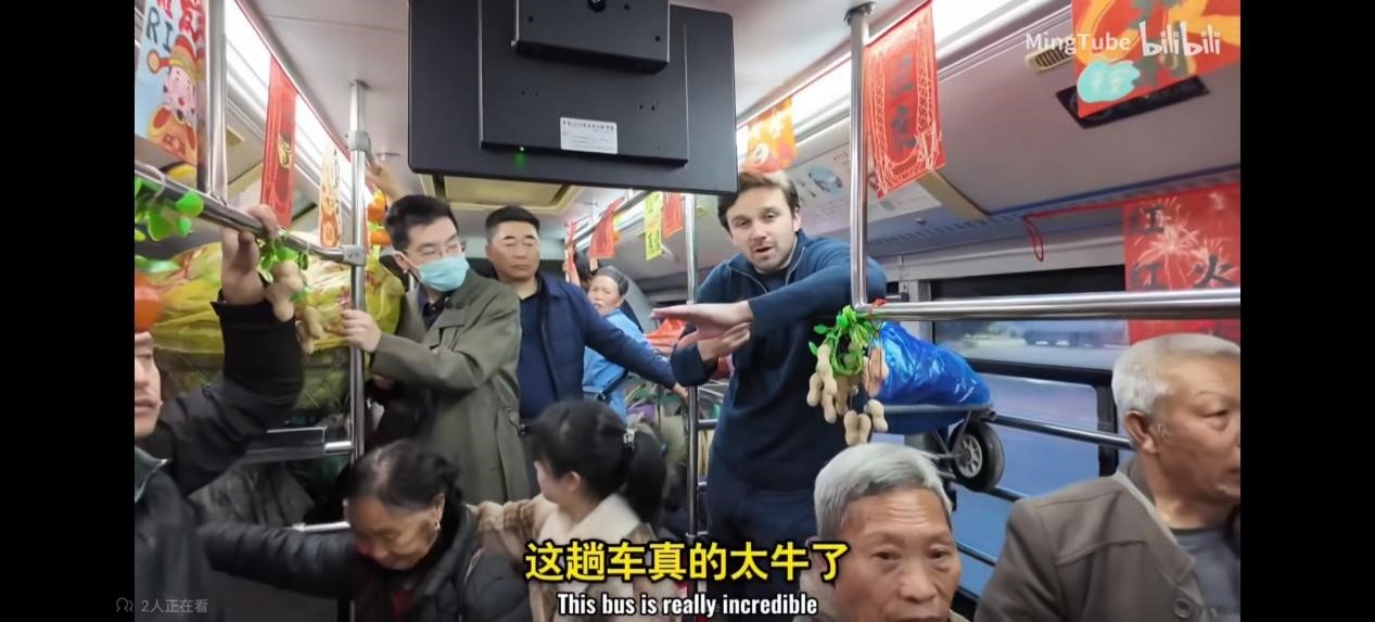 'Vegetable bus' offers glimpse into China's people-centered governance